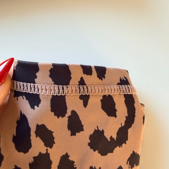 ALLFENIX Leopard Print Women's Leggings and Top Set - Picture 11 of 12